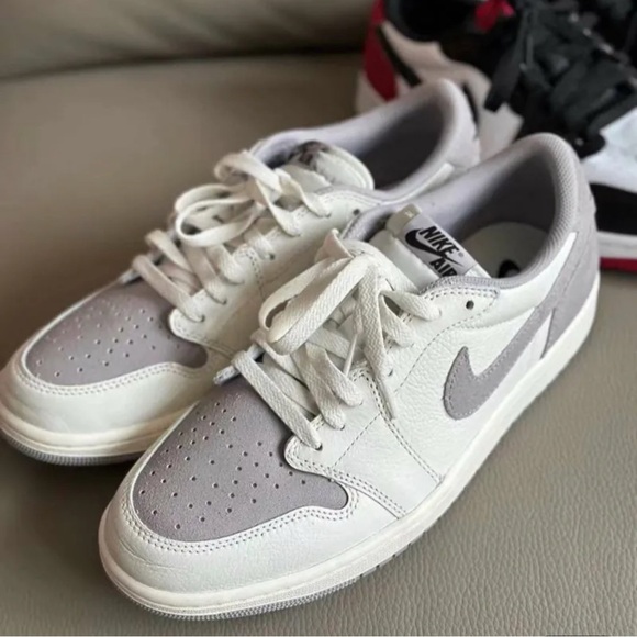 Air Jordan 1 Retro OG Low Atmosphere Gray Men's 10 Original Box CZ0790 101 NEW - Picture 2 of 9